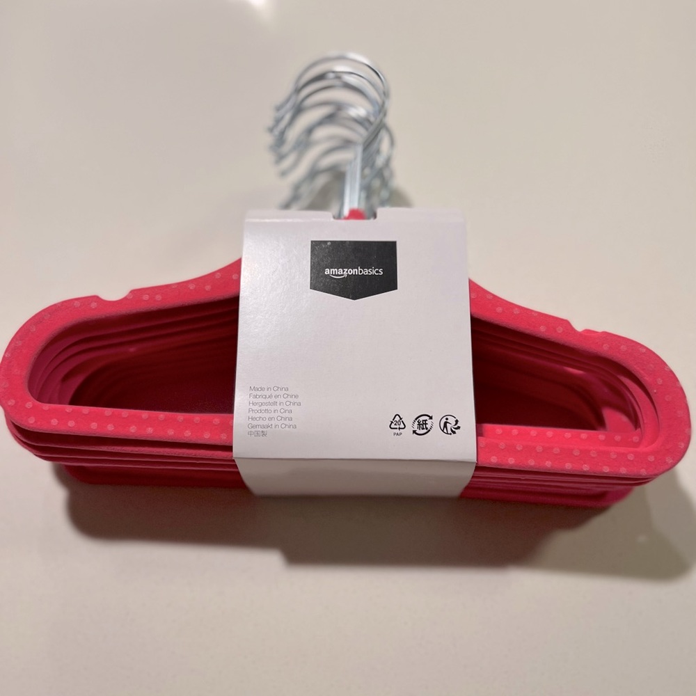 Amazon Basics Kids Velvet. Non-Slip Clothes Hangers, Pink Polka.